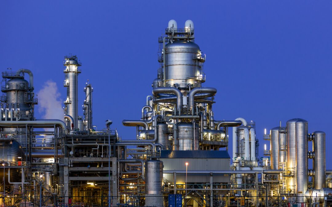 La crisi del petrolio si sposta sulle raffinerie. E l’Italia la paga al distributore.